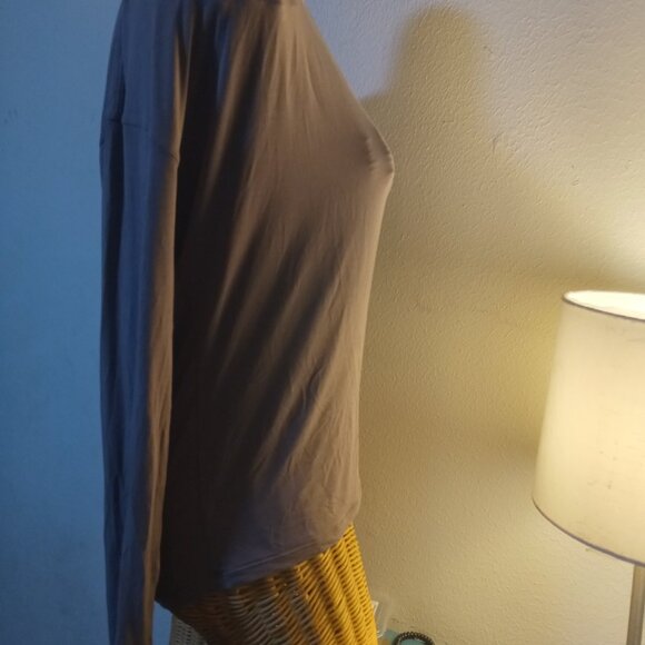 Lululemon Workout shirt - Picture 4 of 5